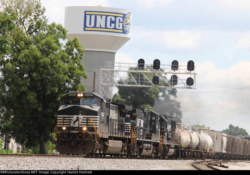 NS 9482 leads train 11R southbound